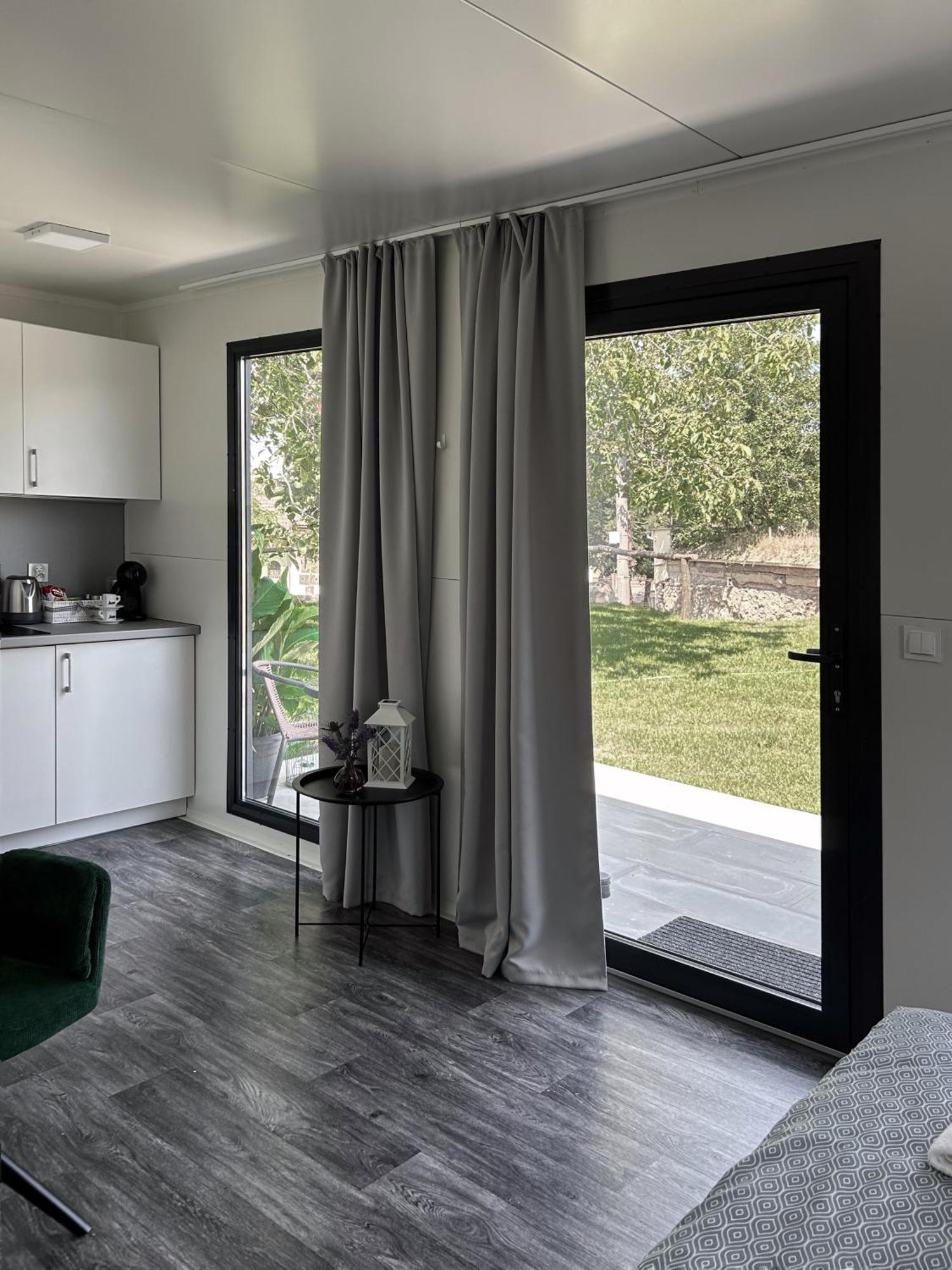 Appartamento Tiny House Mezi Sklepy Kobylí Esterno foto